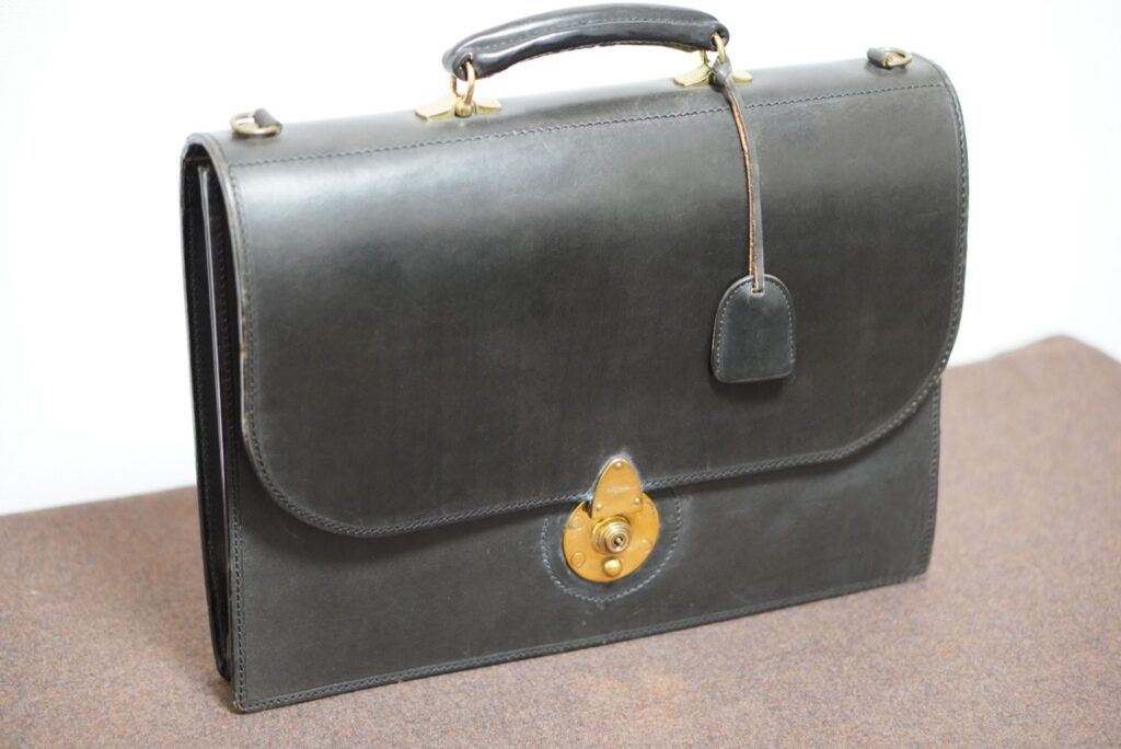 余計なことをしない強さ。W&H Giddenの“質実剛健”レザーブリーフ